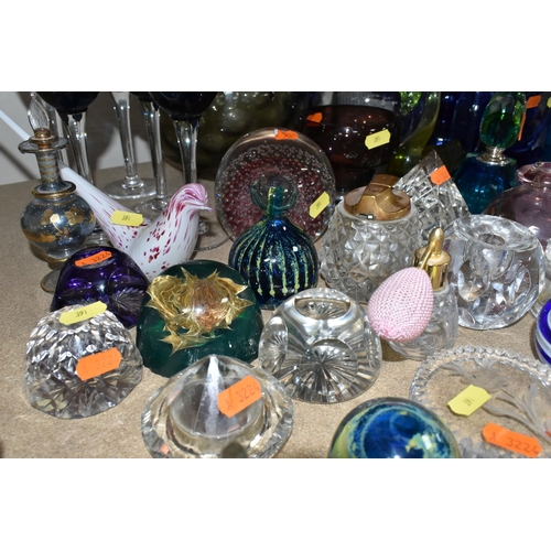 391 - A SELECTION OF DECORATIVE GLASSWARES ETC, to include a striped glass vase, approximate height 40cm, ... 