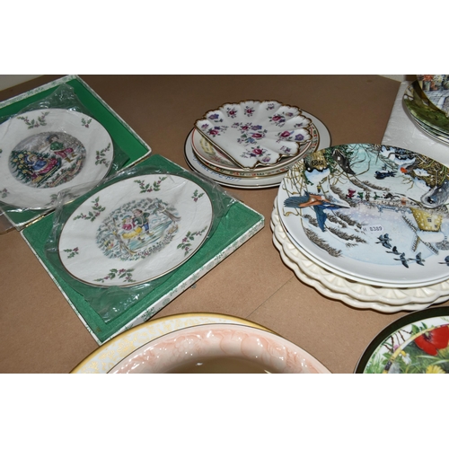 427 - A QUANTITY OF COLLECTORS PLATES, to include eight Coalport 'Reach for the Sky' aviation plates, Danb... 