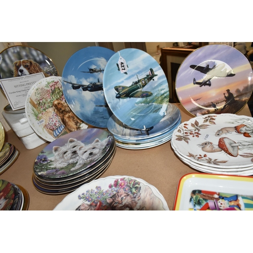 427 - A QUANTITY OF COLLECTORS PLATES, to include eight Coalport 'Reach for the Sky' aviation plates, Danb... 