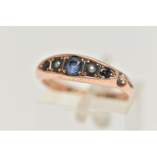 12 - AN EDWARDIAN 9CT YELLOW GOLD GEM SET RING, Set with a principal sapphire, interspaced by two split p... 