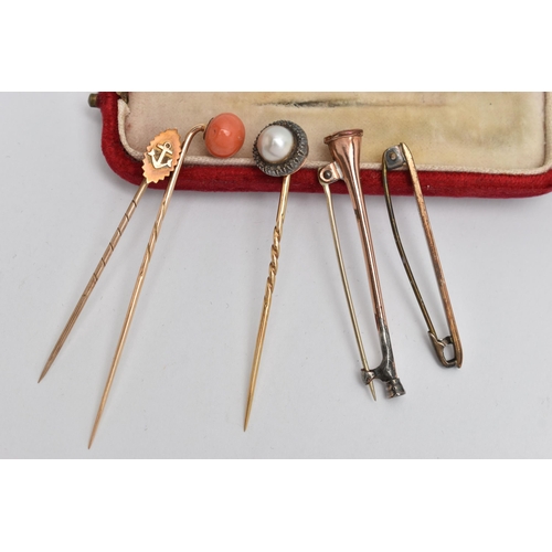 19 - A SELECTION OF EARLY 20TH CENTURY BROOCHES AND STICKPINS, to include a horn brooch, stamped rolled g... 