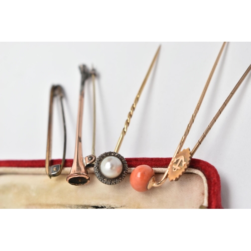 19 - A SELECTION OF EARLY 20TH CENTURY BROOCHES AND STICKPINS, to include a horn brooch, stamped rolled g... 