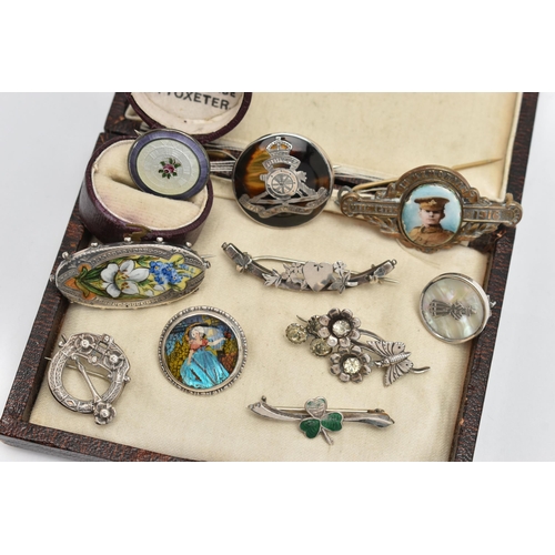 21 - AN ASSORTMENT OF SILVER AND WHITE METAL BROOCHES, to include six early 20th century brooches includi... 