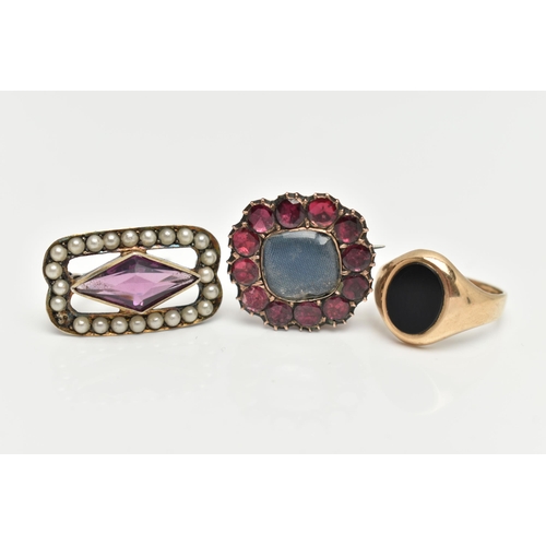 36 - A 9CT GOLD SIGNET RING AND TWO BROOCHES, an onyx set signet ring, hallmarked 9ct Birmingham, ring si... 