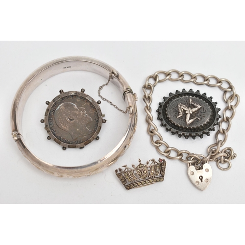 59 - A SELECTION OF SILVER AND WHITE METAL JEWELLERY, to include a hinged bangle, a marcasite crown brooc... 