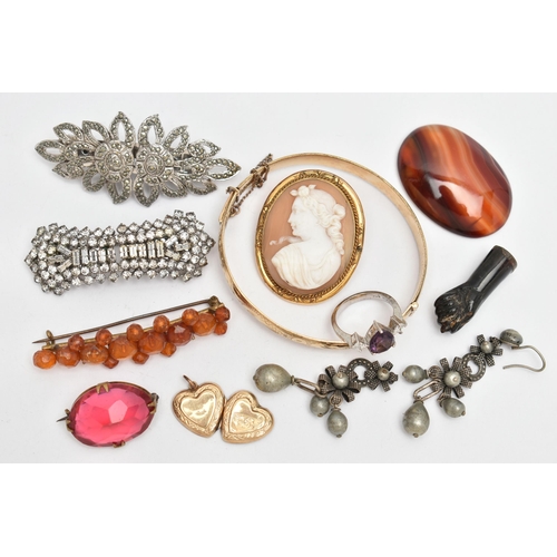 64 - A SMALL ASSORTMENT OF JEWELLERY, to include a rolled gold hinged bangle, two clip brooches, a Figa, ... 