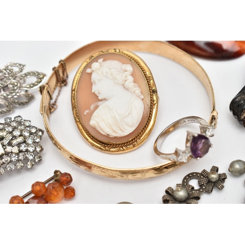 64 - A SMALL ASSORTMENT OF JEWELLERY, to include a rolled gold hinged bangle, two clip brooches, a Figa, ... 