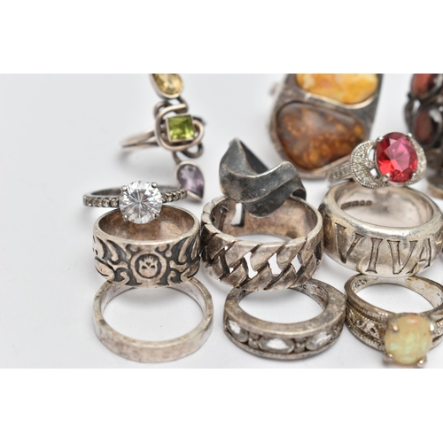 65 - AN ASSORTMENT OF SILVER AND WHITE METAL RINGS, to include a heavy band ring with external engraving ... 