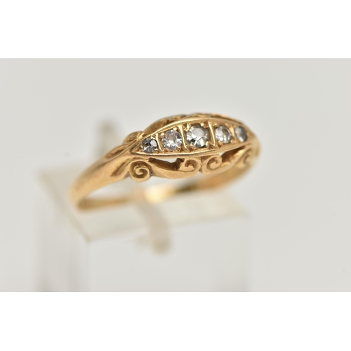 119 - AN EARLY 20TH CENTURY 18CT GOLD DIAMOND RING, designed as a graduated line of five old cut diamonds ... 