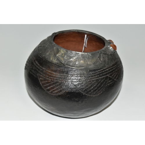 345 - A ZULU / SOUTH AFRICAN STYLE JAR WITH PEWTER RIM, the pewter rim with beaded edges, swags and geomet... 