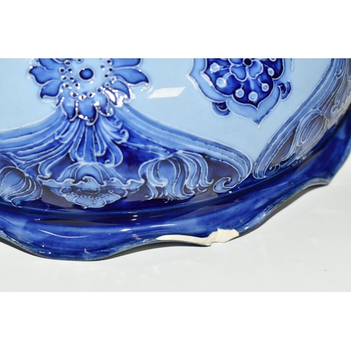 347 - A MOORCROFT MACINTYRE FLORIAN WARE FRUIT BOWL, circa 1900, pattern no. M711, tube line decorated in ... 