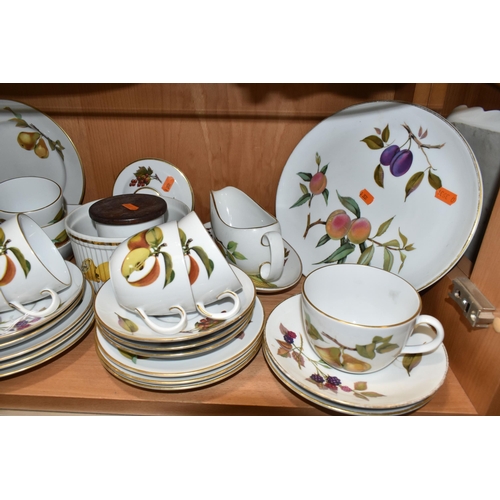 376 - FORTY FOUR PIECES OF ROYAL WORCESTER EVESHAM TEA AND DINNER WARES, to include a meat plate, a sauce ... 