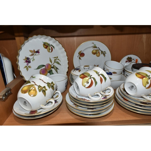 376 - FORTY FOUR PIECES OF ROYAL WORCESTER EVESHAM TEA AND DINNER WARES, to include a meat plate, a sauce ... 