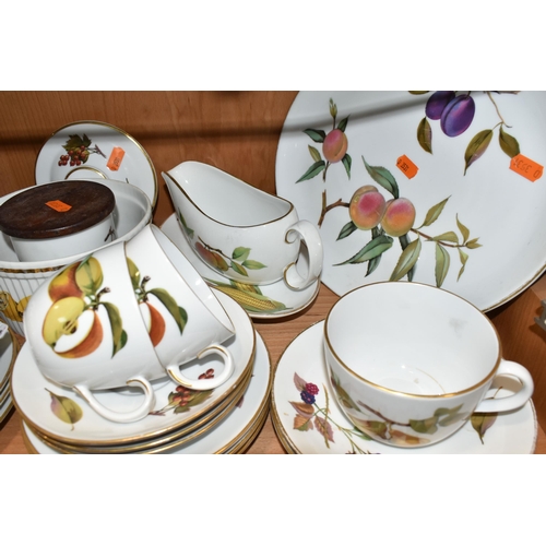 376 - FORTY FOUR PIECES OF ROYAL WORCESTER EVESHAM TEA AND DINNER WARES, to include a meat plate, a sauce ... 