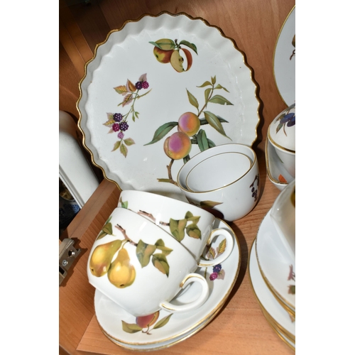 376 - FORTY FOUR PIECES OF ROYAL WORCESTER EVESHAM TEA AND DINNER WARES, to include a meat plate, a sauce ... 