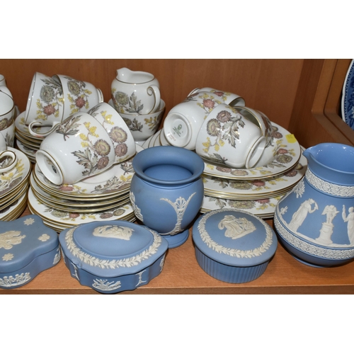 392 - A GROUP OF CERAMICS AND GLASS WARE, to include eleven pieces of pale blue Wedgwood Jasperware, a Wed... 