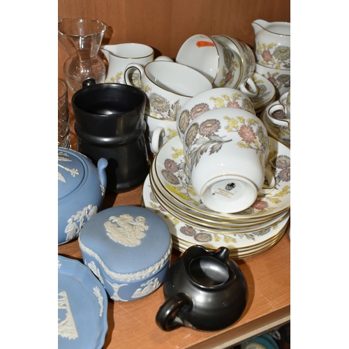 392 - A GROUP OF CERAMICS AND GLASS WARE, to include eleven pieces of pale blue Wedgwood Jasperware, a Wed... 