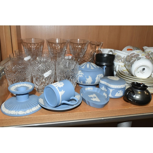 392 - A GROUP OF CERAMICS AND GLASS WARE, to include eleven pieces of pale blue Wedgwood Jasperware, a Wed... 