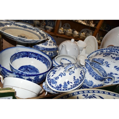 422 - TWO BOXES AND LOOSE CERAMICS, to include a collection of blue and white dinner wares including Minto... 