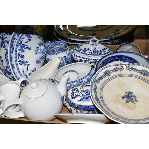 422 - TWO BOXES AND LOOSE CERAMICS, to include a collection of blue and white dinner wares including Minto... 