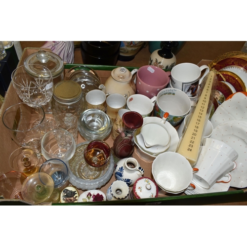 461 - A BOX AND LOOSE CERAMICS, GLASS WARES AND SUNDRY ITEMS, to include a Coalport Age of Elegance 'Summe... 