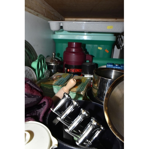 474 - FOUR BOXES AND LOOSE KITCHEN WARES AND SUNDRY ITEMS, to include four Brabantia plate warmers, differ... 