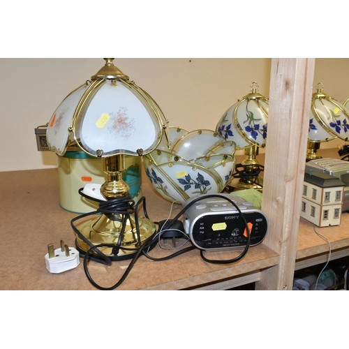 478 - A GROUP OF TABLE LAMPS AND RADIOS, comprising five brass table lamps with transfer print glass shade... 