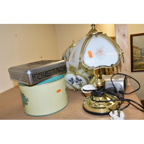 478 - A GROUP OF TABLE LAMPS AND RADIOS, comprising five brass table lamps with transfer print glass shade... 