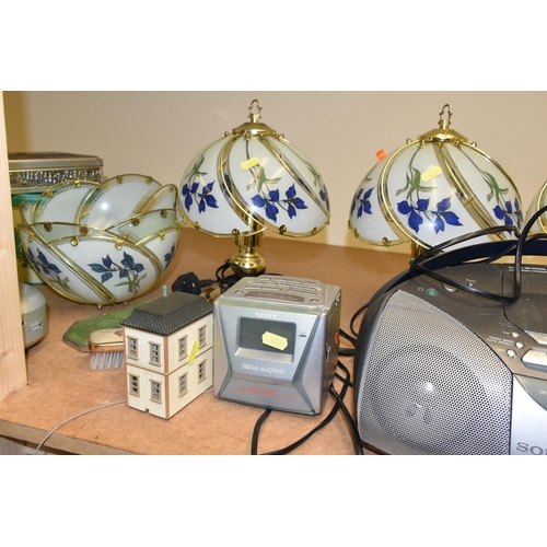 478 - A GROUP OF TABLE LAMPS AND RADIOS, comprising five brass table lamps with transfer print glass shade... 