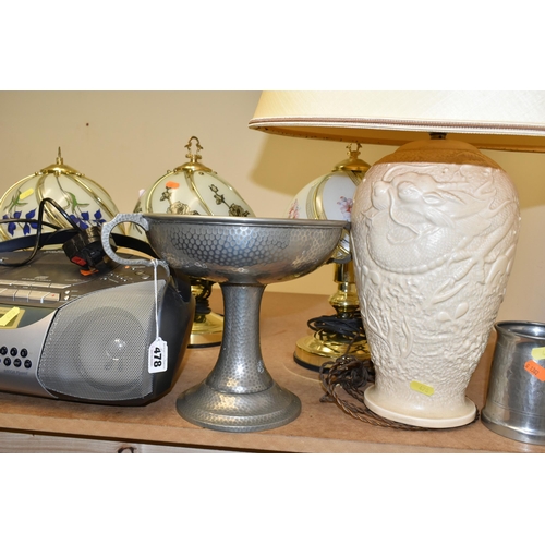 478 - A GROUP OF TABLE LAMPS AND RADIOS, comprising five brass table lamps with transfer print glass shade... 