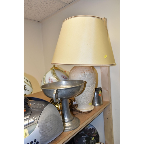 478 - A GROUP OF TABLE LAMPS AND RADIOS, comprising five brass table lamps with transfer print glass shade... 