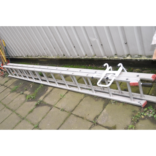 1009 - AN ALUMINIUM DOUBLE EXTENSION LADDER with fourteen rings to each 394cm length and a painted ladder s... 