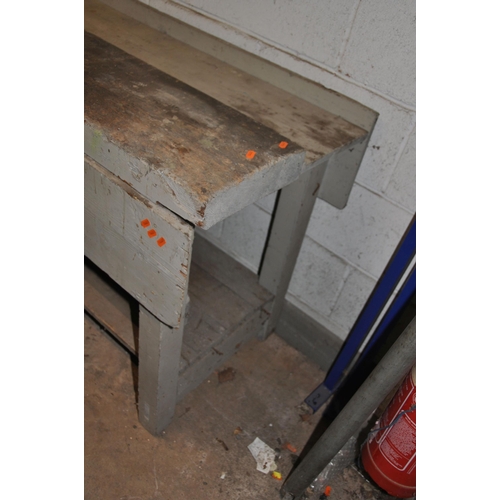 1052 - A BESPOKE CARPENTERS WORK BENCH with under shelf and a Parkinson 15 Perfect vice fitted width 200cm ... 