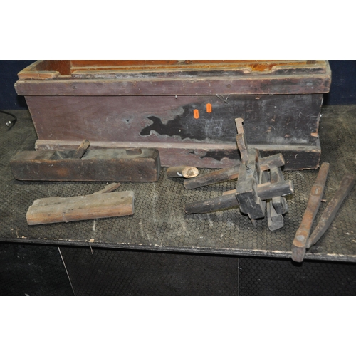 1053 - A VINTAGE WOODEN TOOLCHEST CONTAINING TOOLS width 85cm depth 34cm height 32cm (hinge and lock missin... 