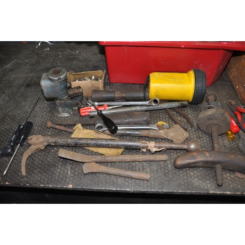 1055 - A TIN TRUNK AND A BOX CONTAINING VINTAGE TOOLS including a slaters ripper, Blakey's and Segs shoe la... 