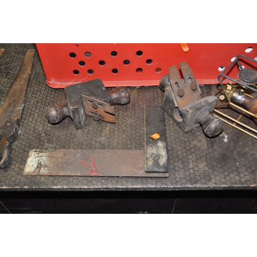 1056 - A TRAY CONTAINING VINTAGE TOOLS AND GAS STOVES including a Stanley No5 plane (repaired), two wooden ... 