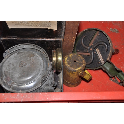 1056 - A TRAY CONTAINING VINTAGE TOOLS AND GAS STOVES including a Stanley No5 plane (repaired), two wooden ... 