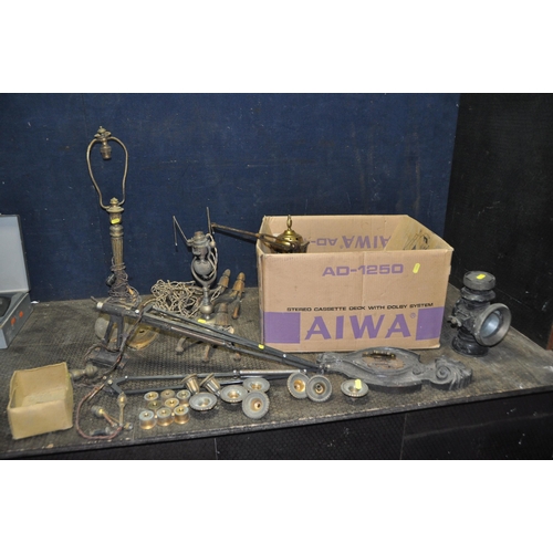 1058 - A BOX CONTAINING VINTAGE METALWARE including brass and gilt lamp bases, brass door handle back plate... 