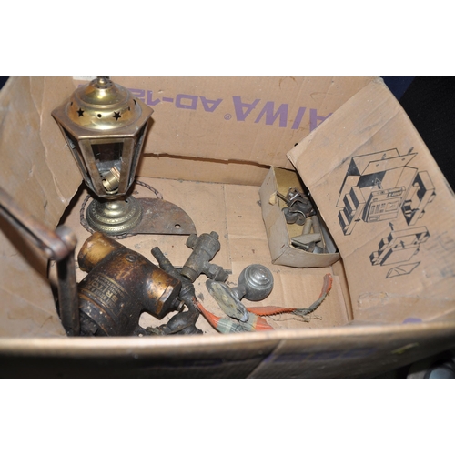 1058 - A BOX CONTAINING VINTAGE METALWARE including brass and gilt lamp bases, brass door handle back plate... 