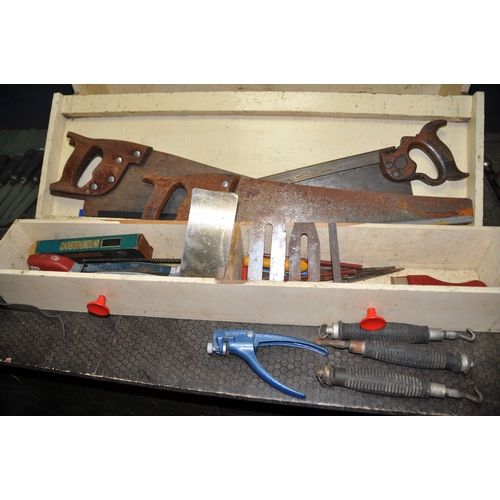 1103 - A VINTAGE CARPENTERS TOOLBOX CONTAINING TOOLS including four Yankee screwdrivers, a Stanley No748A s... 