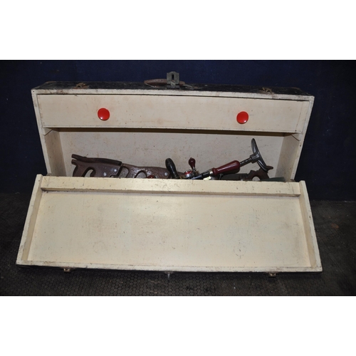 1103 - A VINTAGE CARPENTERS TOOLBOX CONTAINING TOOLS including four Yankee screwdrivers, a Stanley No748A s... 