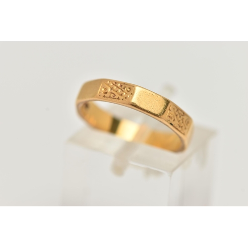 14 - A 22CT GOLD BAND RING, a decagon style band ring with etched scrolling detail, approximate band widt... 