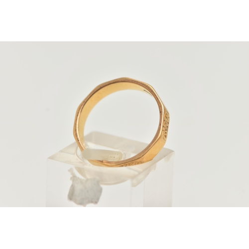 14 - A 22CT GOLD BAND RING, a decagon style band ring with etched scrolling detail, approximate band widt... 