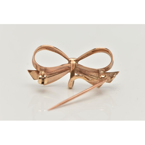 65 - A 9CT YELLOW GOLD BOW BROOCH, designed as a plain polished bow and textured detail, hallmarked 9ct g... 