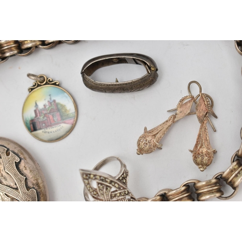 85 - ASSORTED JEWELLERY, to include a white metal oval monogram locket, fitted with a tapered bail, opens... 