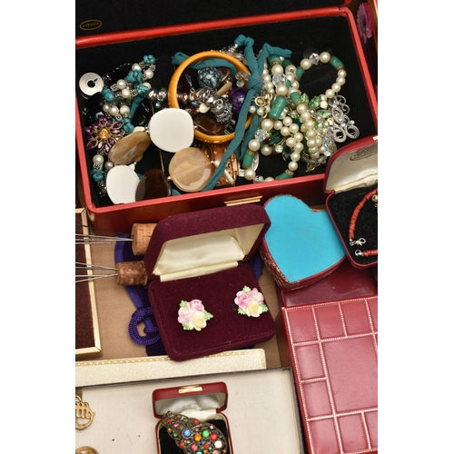 155 - A BOX OF ASSORTED ITEMS, to include various pieces of costume jewellery, beaded necklaces, earrings,... 