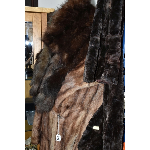 346 - A GROUP OF VINTAGE FURS, comprising a 1940's brown fur coat, fur stole and hat, a dark brown full le... 