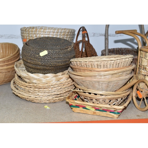 365 - A QUANTITY OF WICKER BASKETS, to include an oval laundry basket, four flower baskets and a quantity ... 