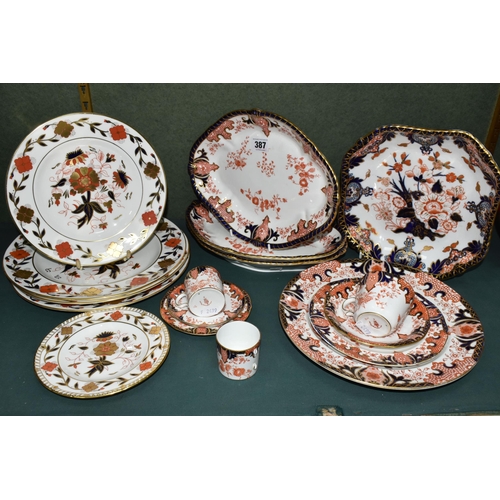 387 - A GROUP OF ROYAL CROWN DERBY DINNER WARES, comprising pattern 2712: three diamond shaped vegetable d... 