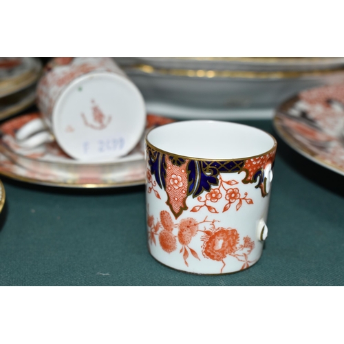 387 - A GROUP OF ROYAL CROWN DERBY DINNER WARES, comprising pattern 2712: three diamond shaped vegetable d... 